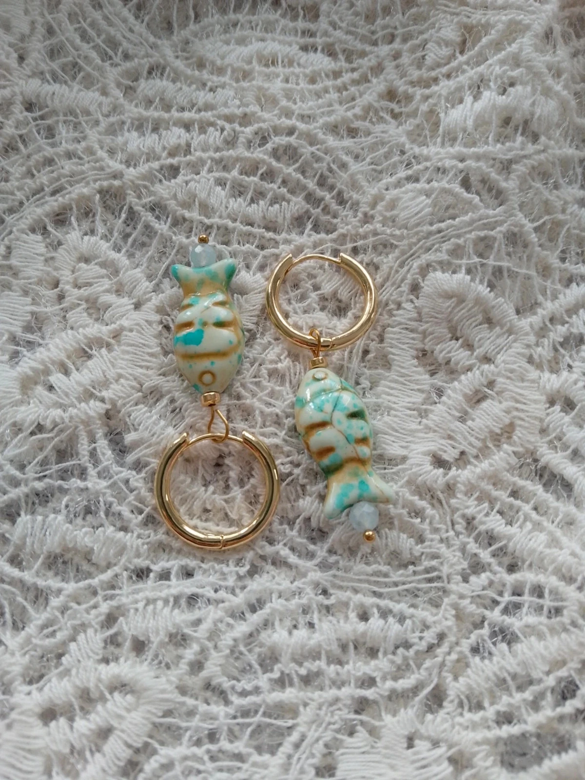 Boucles d'oreilles bohèmes créoles poissons en porcelaine et pierres naturelles doré et turquoise – photo 4